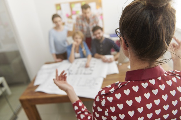 Comunicación y realimentación: un enfoque centrado en los retos especiales que enfrentan los docentes
